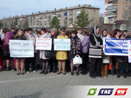 1 мая в Орске, Гае, Медногорске, Новотроицке и других городах Оренбуржья прошли праздничные митинги и шествия за достойный труд и справедливую зарплату.