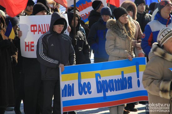 В Новотроицке на парковой площади прошел митинг в поддержку украинского народа.