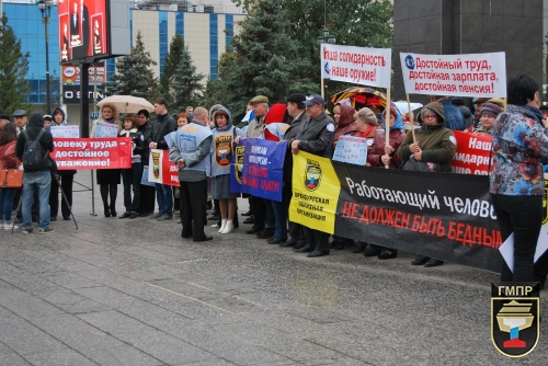 В Орске во Всемирный день действий профсоюзов 7 октября прошел пикет, в котором приняли участие около трехсот жителей города (ФОТОРЕПОРТАЖ)