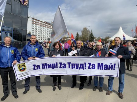 Профсоюзные активисты из Оренбуржья принимают участие в митинге участников автопробега в Нижнем Новгороде