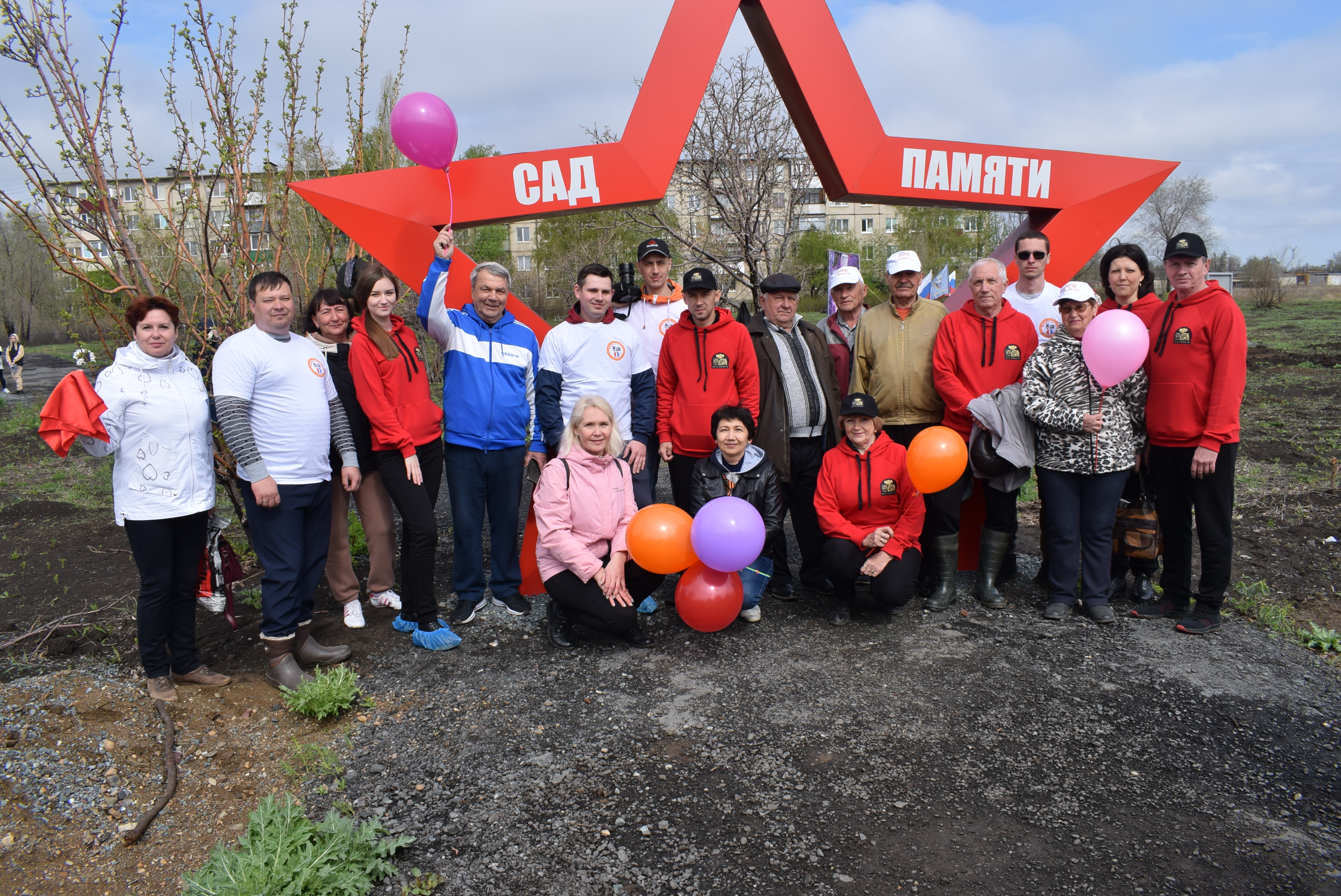 В праздник Первомая активисты высадили Аллею профсоюза в городском "Саду памяти"